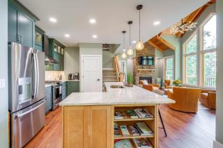 Mtn Views and Spacious Deck! Modern Caldwell Getaway - 3