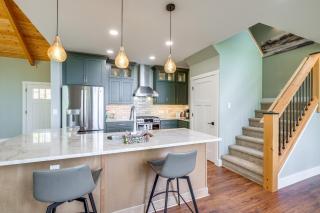 Mtn Views and Spacious Deck! Modern Caldwell Getaway - 4