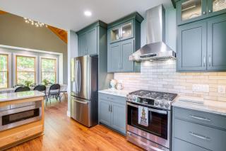 Mtn Views and Spacious Deck! Modern Caldwell Getaway - 2