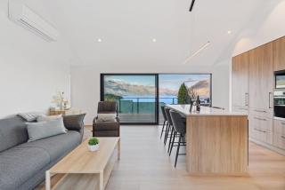 Lakeview Gem NEW Walk To Town Sleeps 6 - 9