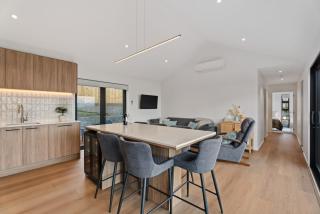 Lakeview Gem NEW Walk To Town Sleeps 6 - 2