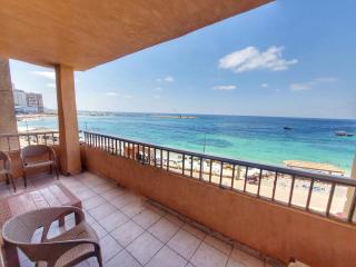 شقة علي البحر مباشرة غرفتين و رسيبشن مكيفة - 4