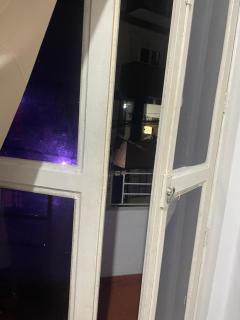 Quarto com sacada possui cama de casal, ventilador e guarda-roupa - 7