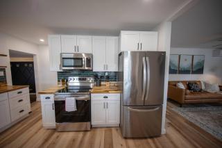 Centrally Located Cozy Modern Home in Bethel - 7