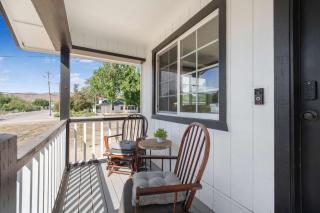 Hot Tub Fire Pit Pet Friendly Walk to Bell St - 4