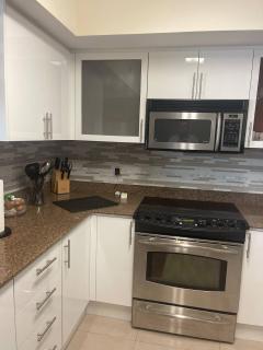 Luxurious 2BD Condo with Direct Ocean Views & Resort Pool in Sunny Isles - 4