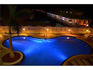 Luxurious 2BD Condo with Direct Ocean Views & Resort Pool in Sunny Isles - 1