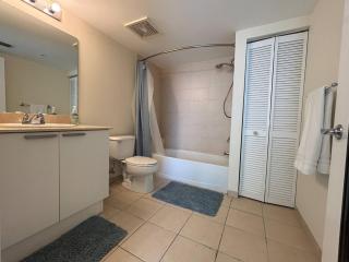 Luxurious 2BD Condo with Direct Ocean Views & Resort Pool in Sunny Isles - 2