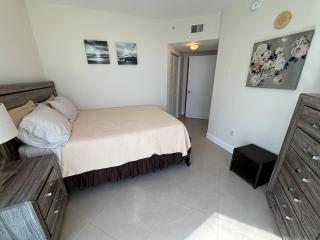 Luxurious 2BD Condo with Direct Ocean Views & Resort Pool in Sunny Isles - 3