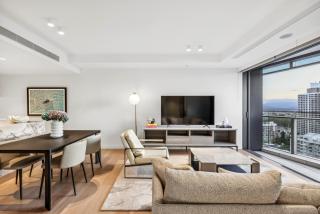 Jewel Luxury Beachside 2-Bed with Water View Gym - 1