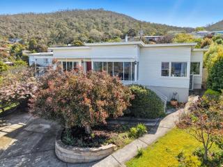 Delightful Delta - 3 Bedroom House - Taroona - 0