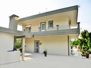 Elegant Villa with Pool & Garden in Eleousis - 0