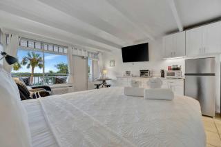 Sunset Suite Heated Pool Tennis & Gym Balcony - 5