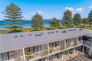 Whispering Sands Beachfront Motel - 0