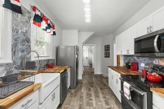 Spacious Cottage near Airport, Hospitals, & HWYs - 8