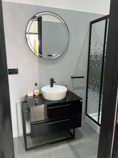 Modern One Bedroom Apartment with Pool, Gym & Rooftop Terrace - 7