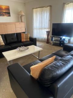 Spacious Williamstown Apartment with Free Parking - 8