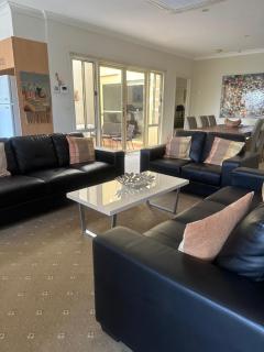 Spacious Williamstown Apartment with Free Parking - 0