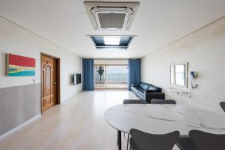 Jeju Sol Pension Jeju Sunrise from the Room - Jeju - 9