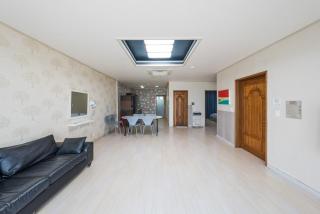 Jeju Sol Pension Jeju Sunrise from the Room - Jeju - 6