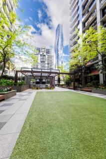 Skyline Escape Melbourne City Views - 9