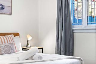 Boutique Double Room - Centrally Located at Granville - Shared Bathroom - 3