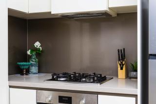 1B1B1S Modern Apt Hi-speed Wifi Free Tram Pool Gym Balcony - 5