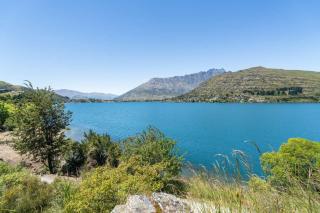 Lakefront Luxury Retreat Modern Apartment - 0