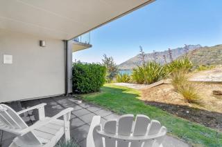 Lakefront Luxury Retreat Modern Apartment - 8