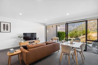 Lakefront Luxury Retreat Modern Apartment - 7