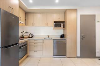 Lakefront Luxury Retreat Modern Apartment - 6