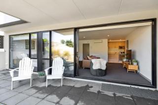 Lakefront Luxury Retreat Modern Apartment - 5