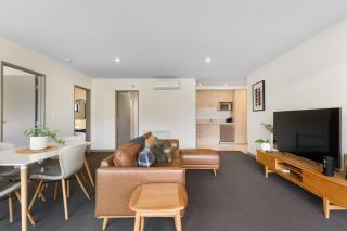 Lakefront Luxury Retreat Modern Apartment - 4