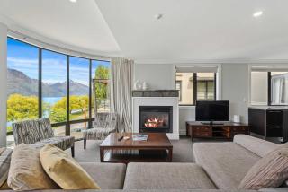 Gorgeous Lakefront 3 Bed apartment walk to town - 0