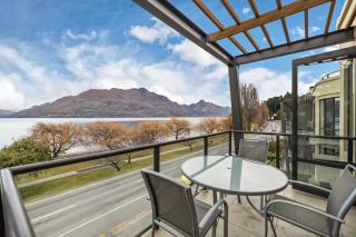 Gorgeous Lakefront 3 Bed apartment walk to town - 5