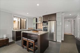 Gorgeous Lakefront 3 Bed apartment walk to town - 1