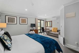 Lakefront Central Studio walk to town - 0