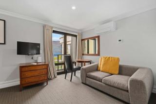 Lakefront Central Studio walk to town - 7