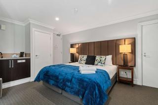 Lakefront Central Studio walk to town - 6