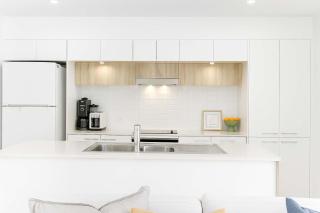 Broadbeach Waterside 2BR Luxury Apt - 1