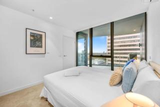 Luxurious 2BR w Panoramic Lake Views and Rooftop S - 8