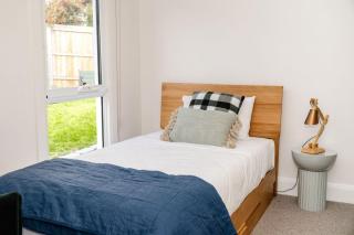 Panoramic Water & Mountain Views - 10 mins to CBD - 7