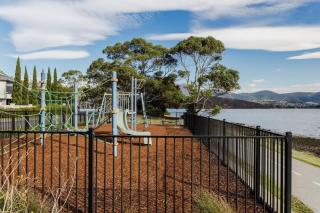 Panoramic Water & Mountain Views - 10 mins to CBD - 6