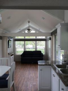 Circle M Camping Resort Loft Park Model 23 - Wabank - 9