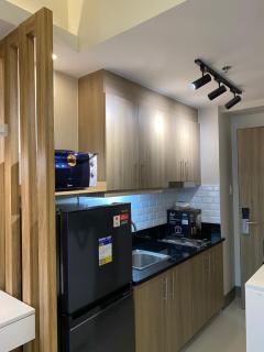Luxe Studio at Fame Residences Malls, CBDs and More - 5