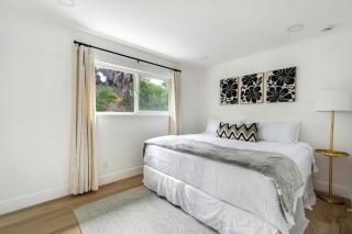 Lux MV Home Live Like A Local Backyard Oasis - 8