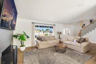 Lux MV Home Live Like A Local Backyard Oasis - 3