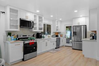 Entire Private Big Yard, View, 4BR, King Bed, 10 Parking, Available Now - 4