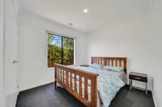 Modern Comforts in a Spacious 3BR Family Retreat - 7