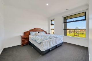 Modern Comforts in a Spacious 3BR Family Retreat - 5